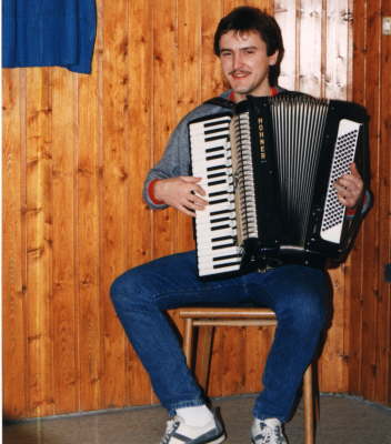Adam Polanik spielt Akkordeon