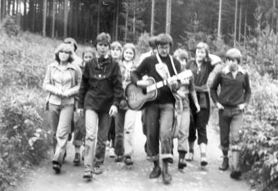 Adam Polanik spielt Gitarre