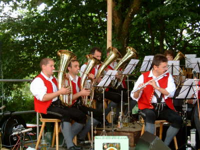 Adam Polanik mit Blasorchester