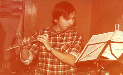 Adam Polanik spielt Querflte